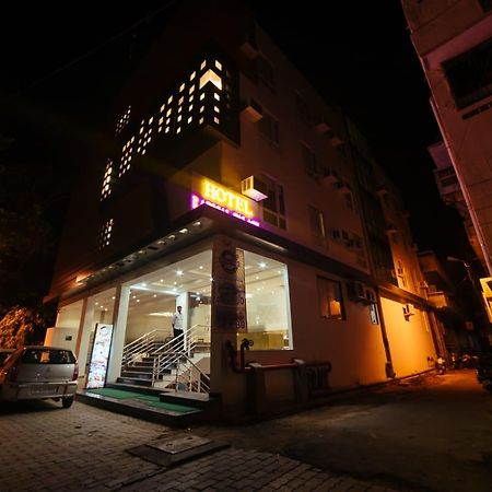 Radical Palace Hotel And Restaurant ลัคเนา ภายนอก รูปภาพ