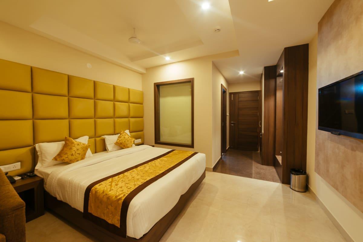 Radical Palace Hotel And Restaurant ลัคเนา ภายนอก รูปภาพ