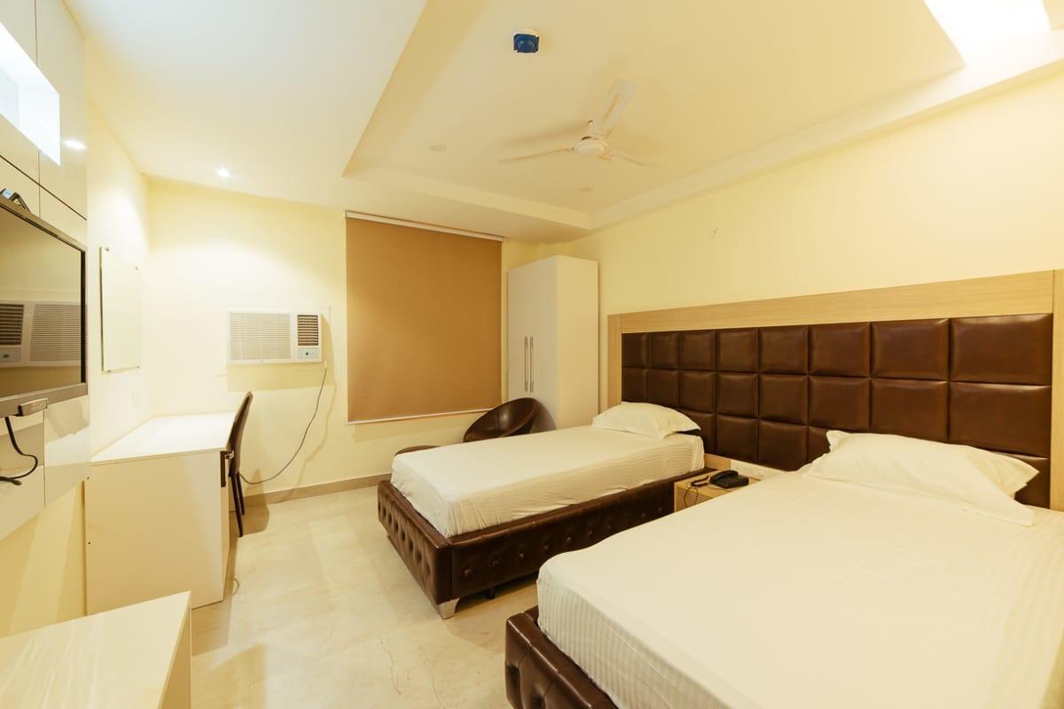 Radical Palace Hotel And Restaurant ลัคเนา ภายนอก รูปภาพ