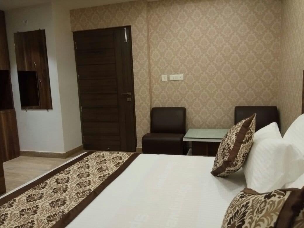 Radical Palace Hotel And Restaurant ลัคเนา ภายนอก รูปภาพ