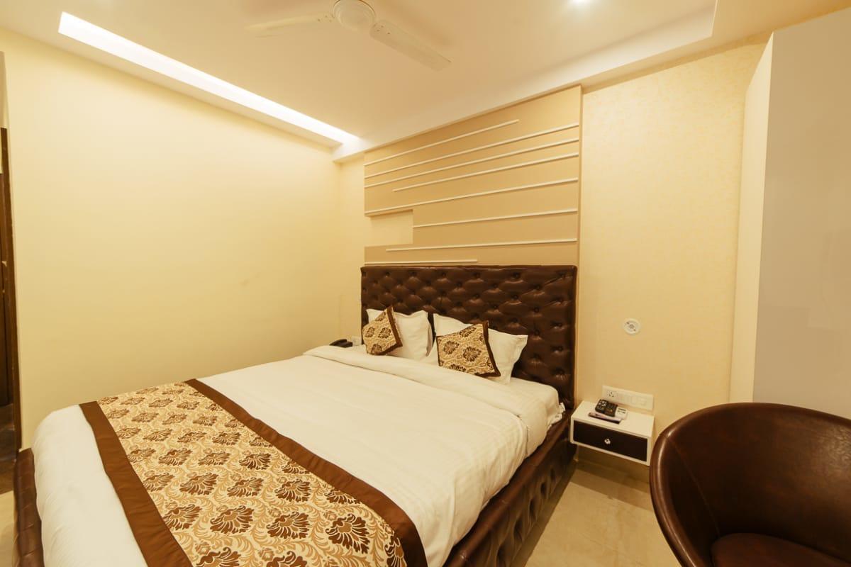 Radical Palace Hotel And Restaurant ลัคเนา ภายนอก รูปภาพ