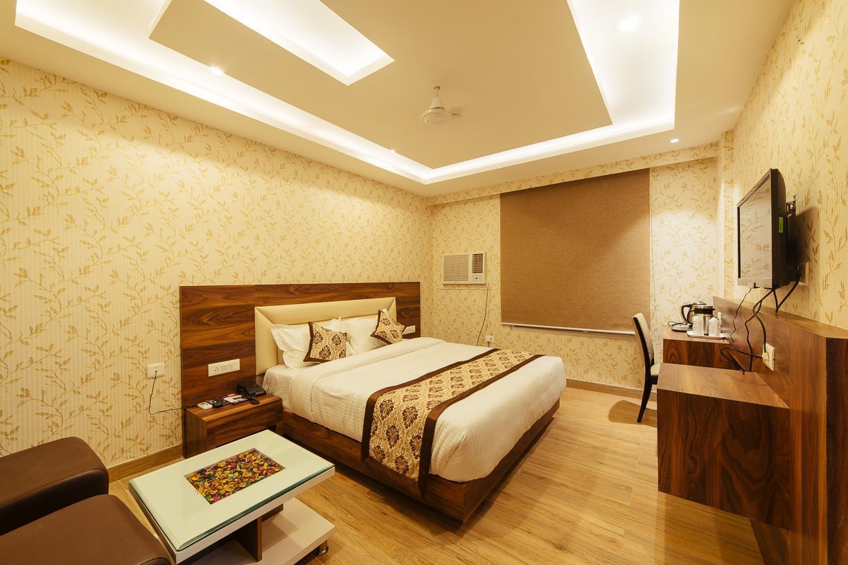 Radical Palace Hotel And Restaurant ลัคเนา ภายนอก รูปภาพ