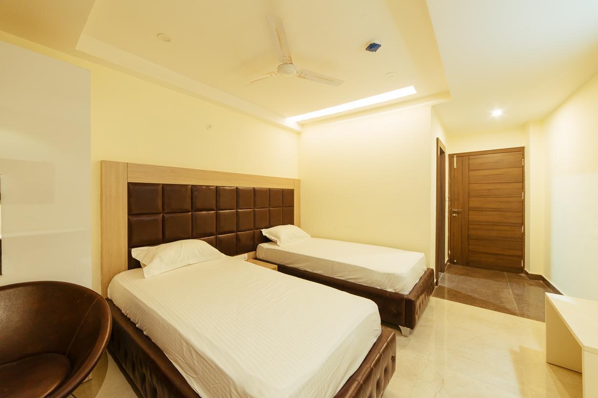 Radical Palace Hotel And Restaurant ลัคเนา ภายนอก รูปภาพ