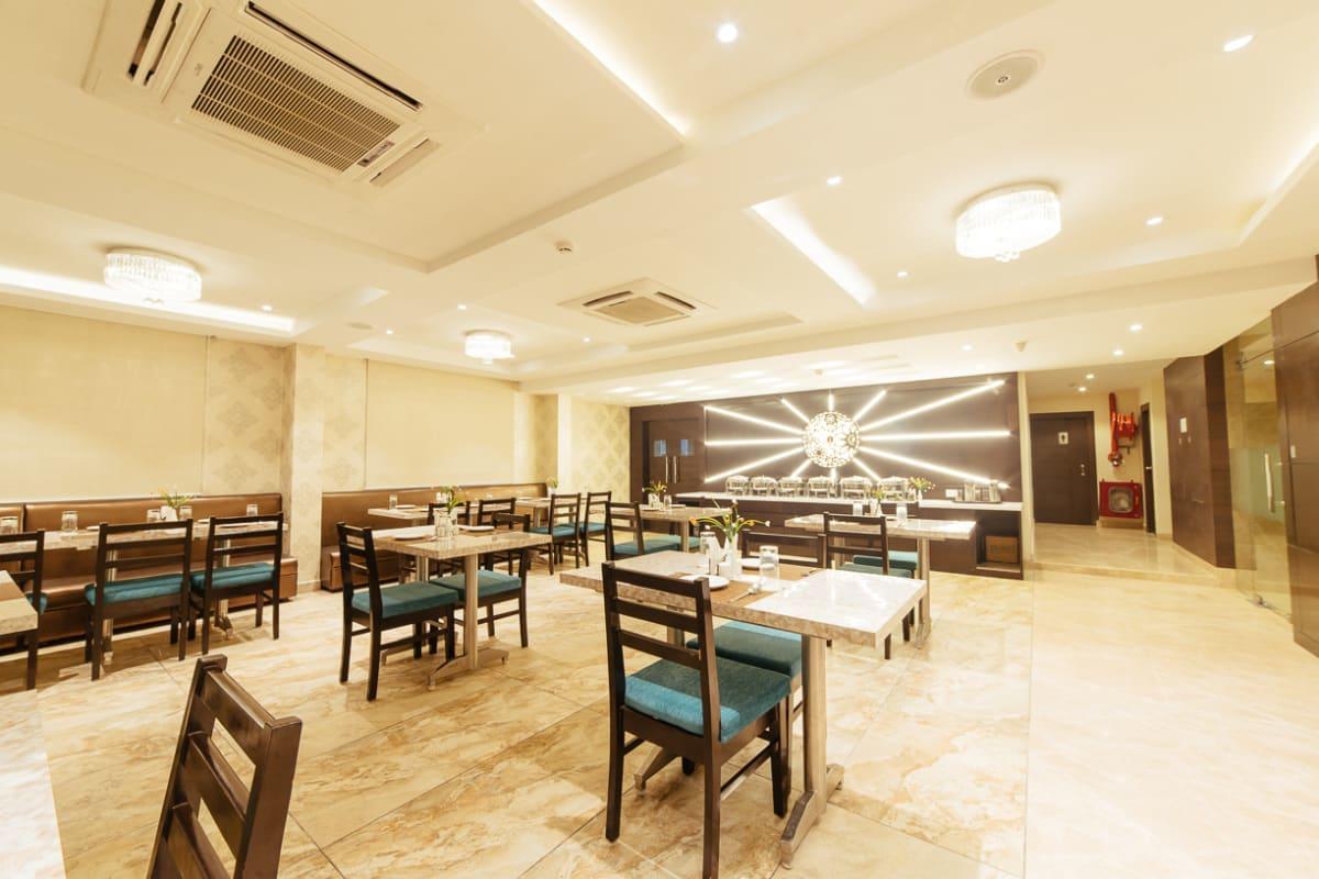 Radical Palace Hotel And Restaurant ลัคเนา ภายนอก รูปภาพ
